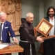 Padre Polidoro consegna la Palma d’Oro ad Enzo Muscia.