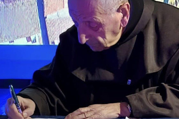Padre Gian Maria Polidoro firma le lettere per Putin e Zelensky all'EcuFilm Fest