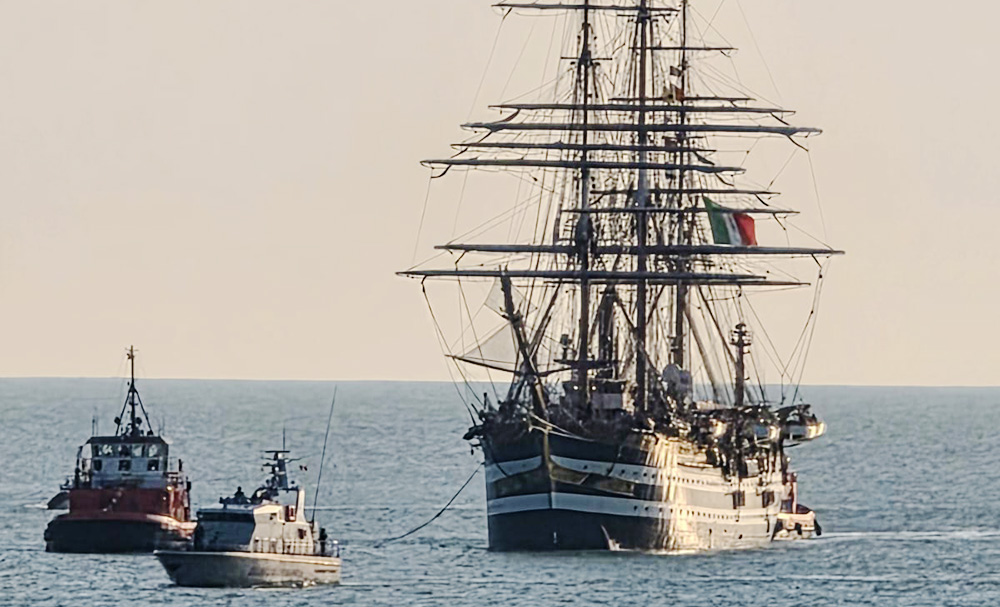 UNA DELEGAZIONE DI ASSISI PAX INTERNATIONAL VISITA ALLA NAVE AMERIGO VESPUCCI UNA DELEGAZIONE DI ASSISI PAX INTERNATIONAL VISITA ALLA NAVE AMERIGO VESPUCCI