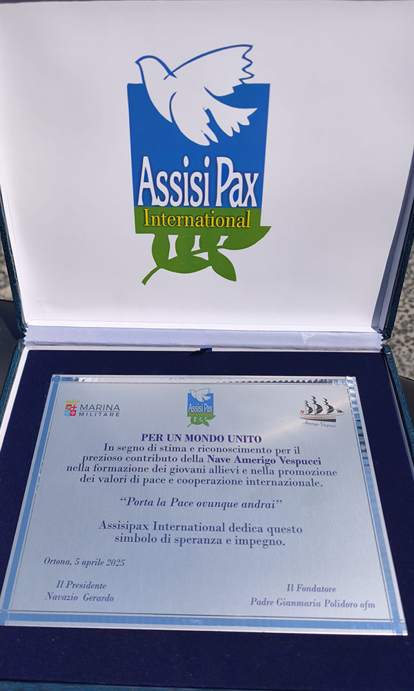 UNA DELEGAZIONE DI ASSISI PAX INTERNATIONAL VISITA ALLA NAVE AMERIGO VESPUCCI UNA DELEGAZIONE DI ASSISI PAX INTERNATIONAL VISITA ALLA NAVE AMERIGO VESPUCCI