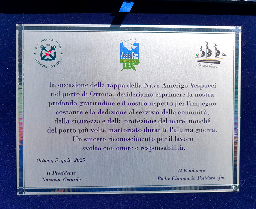 UNA DELEGAZIONE DI ASSISI PAX INTERNATIONAL VISITA ALLA NAVE AMERIGO VESPUCCI UNA DELEGAZIONE DI ASSISI PAX INTERNATIONAL VISITA ALLA NAVE AMERIGO VESPUCCI