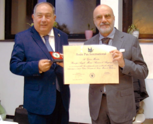 Il Segretario di Presidenza , Comm. Avv. Nicola Lobosco, consegna per conto del Presidente Dott. Gerardo Navazio, la pergamena dell'Associazione al Gran Maestro dell'ordine di Santa Maria di Betlemme, Principe Angelo Maria Amoroso d'Aragona Il Segretario di Presidenza , Comm. Avv. Nicola Lobosco, consegna per conto del Presidente Dott. Gerardo Navazio, la pergamena dell'Associazione al Gran Maestro dell'ordine di Santa Maria di Betlemme, Principe Angelo Maria Amoroso d'Aragona